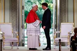 Papa davanti a Macron: &laquo;Accogliere la vita senza condizioni e non offrire una morte programmata&raquo;