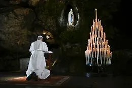 Papa a Lourdes: &laquo;Qui nessuna fragilit&agrave; viene respinta. Ora e nell&rsquo;ora della nostra morte&raquo;